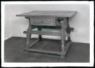 Dřevěný stůl se zásuvkou pod deskou