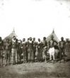 Skupina žen a mužů kmene Kumam (Teso)