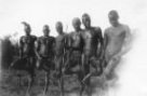 Šest mužů stojících na jedné noze v řadě, Bari nebo Dinka