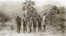 Skupina mužů – bojovníků se štíty a oštěpy, oblast Nakvai (Niakve)