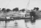 Dvě plachetnice nagr s přístřešky kotvící u břehu