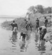 Skupina mužů a chlapců se ve vodě myje, Kikujové