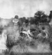 Skupina odpočívajících žen na okraji savany