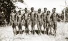 Skupina mužů kmene Tobur