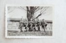 Fotografie vojáků na lavičce před kasárnami se vztahem k tasmánskému exilovému trampingu
