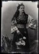 Paní Marie Alstadtová v kroji bulharském z okolí Sofie, z doby kol. r. 1900.