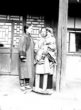 Dvě ženy s dítětem z rodiny mandžuského nižšího šlechtice
