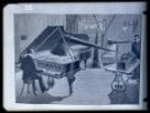 Kresba, klavírista a muž snímající zvuk troubami gramofonu