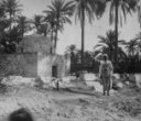 Hrobka marabuta na hřbitově mezi palmami