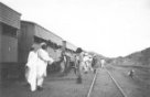 Cestující u vlaku na trati do Port Súdánu