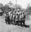 Muži kmene Bambuti a zaměstnanci Machulkovy výpravy