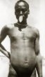 Polopostava muže s ozdobou ve tvaru listu v nose a skarifikací na ramenou,  Kumam nebo Teso