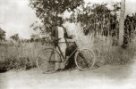 Muž s bicyklem na cestě
