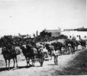 Velbloudí karavana s nákladem zboží vyráží z Tripolisu na cestu