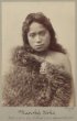Maorská dívka v plášti z peří ptáka kivi