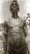Polopostava muže s dlouhou tyčinkou ve spodním rtu, oblast Nakvai (Niakve)