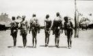 Skupina žen s dětmi na zádech, Kamčuru (Ačoli)