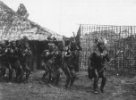 Muži tančí v zástupu válečnický tanec, Bambuti
