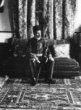 K.Nissimovich, sekretář tripolského guvernéra, ve slavnostní uniformě, sedící