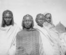 Skupina žen s účesy zdobenými korálky, s čelenkami a ozdobami v nose, kmen Hamayd