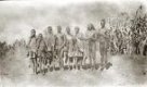 Skupina mužů a žen kmene Karamodžong