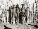 Skupina svobodných dívek před ohradou z tyčí, Kamčuru (Ačoli)
