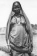 Postava ženy s obnaženými prsy, rouškou přes hlavu, se šňůrami korálků na krku, kmen Hamayd