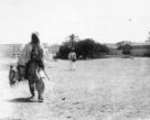 Tuareg s mečem, v pozadí B.Machulka