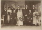 Teta Julie Hrnčířová, provdaná Moravcová při své svatbě s rodinami nevěsty i ženicha