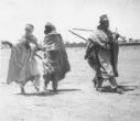 Tuaregové z karavany s puškami