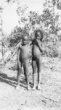 Dvě nahé děti – chlapec a holčička s copánkovým  účesem, arabští kočovníci