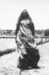 Postava ženy v rozevlátém rouchu, s bohatými náhrdelníky, kmen Hamayd