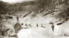 Vojáci s puškami u skalního pramene v Nakvai (Niakve)