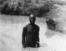 Muž stojící po pás ve vodě, Bari