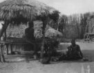 Rodina odpočívající pod přístřeškem ve vesnici, kmen Bari