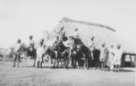 B.Machulka na koni s účastníky lovecké výpravy na koních, velbloudech a oslech