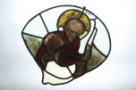 Závěsná okenní vitraj s postavou sv. Jakuba Většího