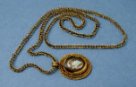Zlatý náhrdelník s medailonem s kamejí (9. stol.)