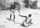 Hry - dva muži zápasí s holemi a biči