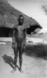 Postava nahého muže se šňůrou korálků kolem boků