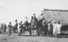 B.Machulka na koni s účastníky lovecké výpravy na koních, velbloudech a oslech