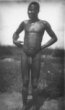 Postava nahého muže s koženým opaskem kolem pasu, kmen Bari