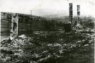 Snímek zničeného muničního skladu