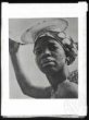 Fotografie, domorodá Afričanka nesoucí mísu na hlavě