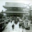 Brána a nádvoří chrámu Asakusa Kannon, Tokio