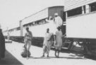 Cestující u vlaku na zastávce do Port Súdánu