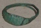 Bronzový prsten s rozšířeným středem
