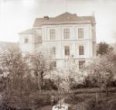 Skleněný stereonegativ: zahrada před obecnou školou v Supíkovicích (1913)