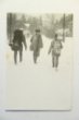 Fotografie tří trampů na zimní cestě
