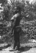 Stojící žena z profilu, skarifikace na rameni, Bambuti